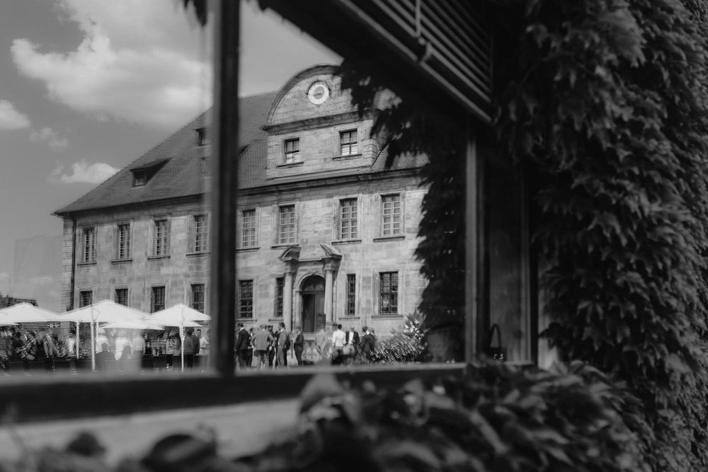 Schloss Hemhofen spiegelt sich in einem malerischen Fenster