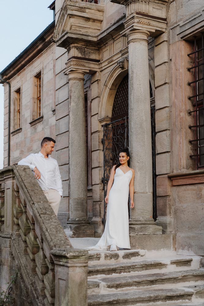 Romantisches Hochzeitsportrait im Abendlicht vor Schloss Hemhofen